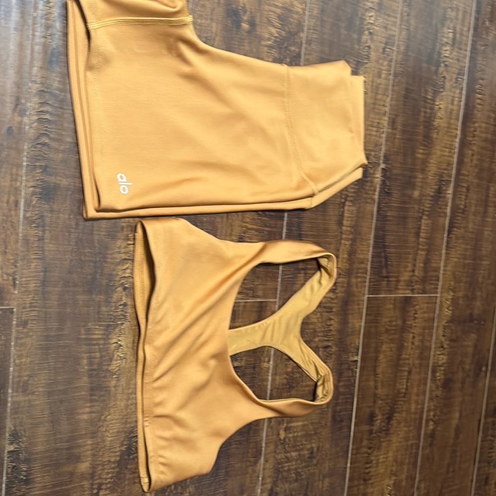 Alo 5” airlift energy short and bra. Barely worn, and in great condition